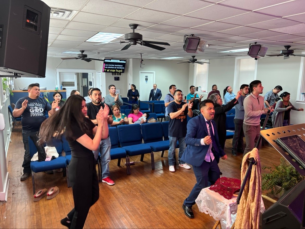 Congregación de Iglesia Jesucristo Redención Chicago adorando reunida