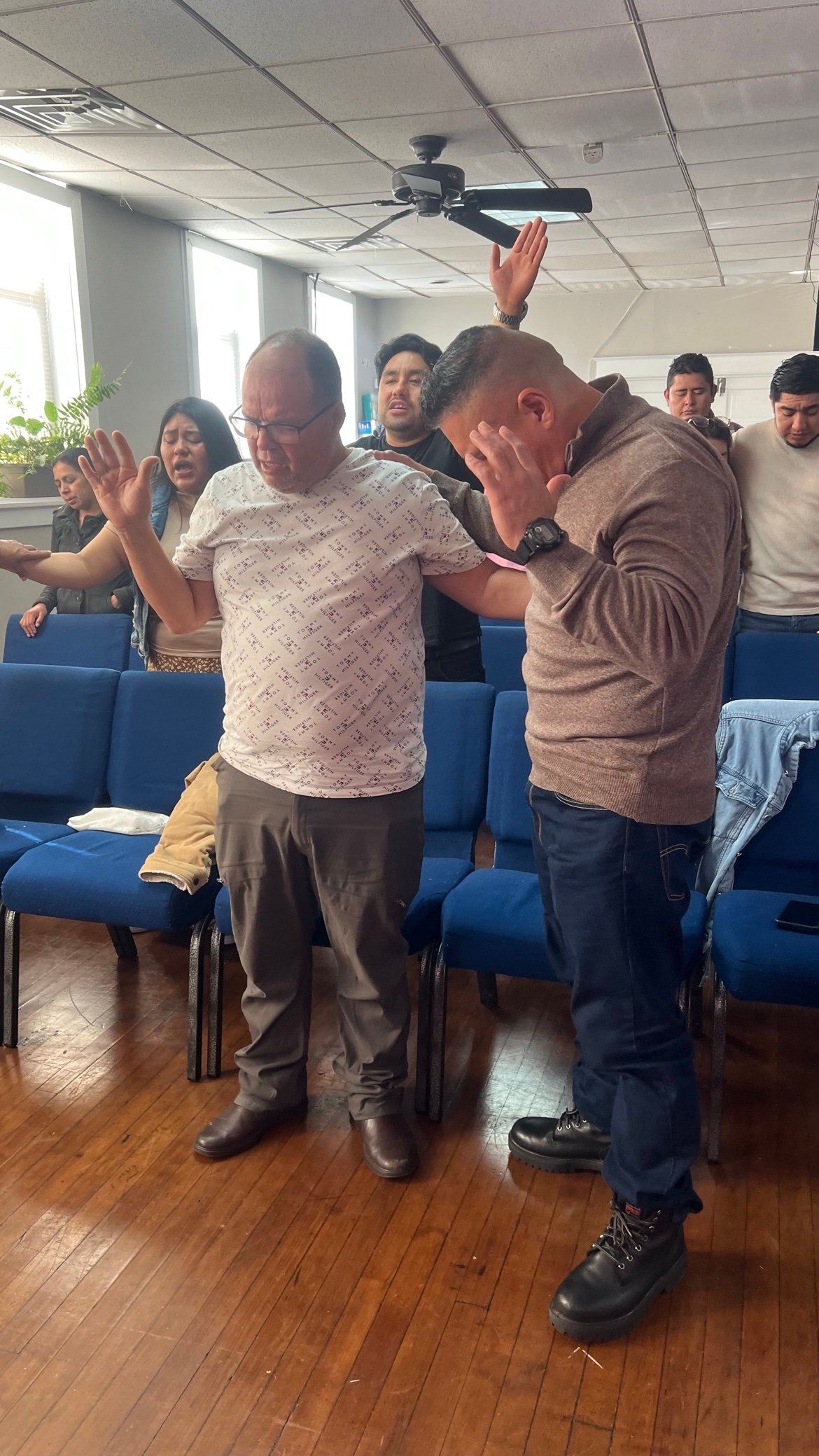 Hermanos orando unos por otros en el templo