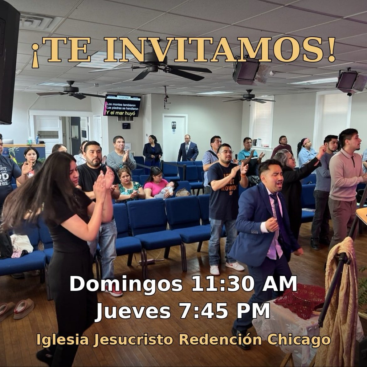 La congregación adorando con palmas; letrero de invitación: Domingos 11:30 AM, Jueves 7:45 PM