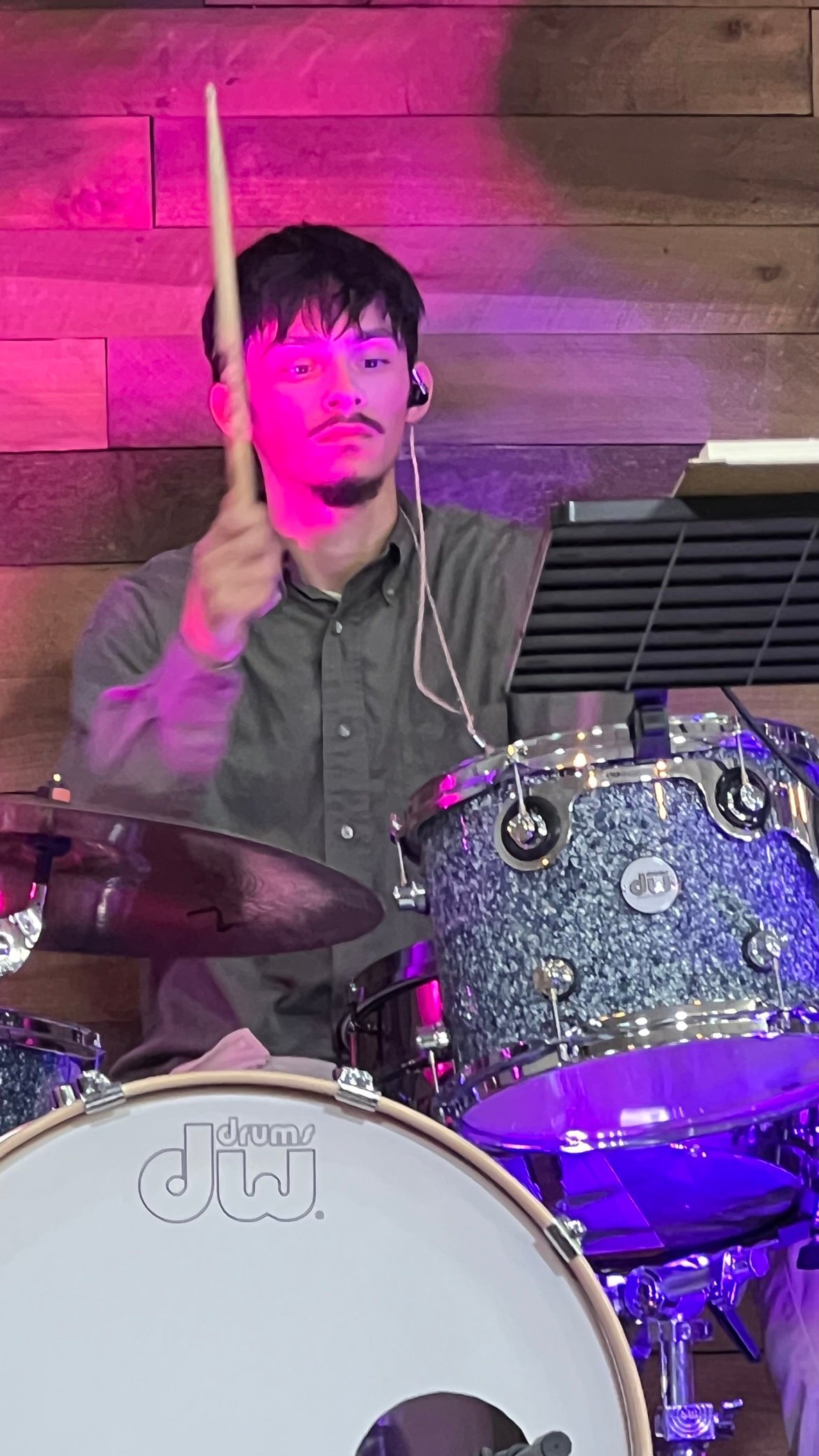 El baterista del grupo de alabanza tocando la batería